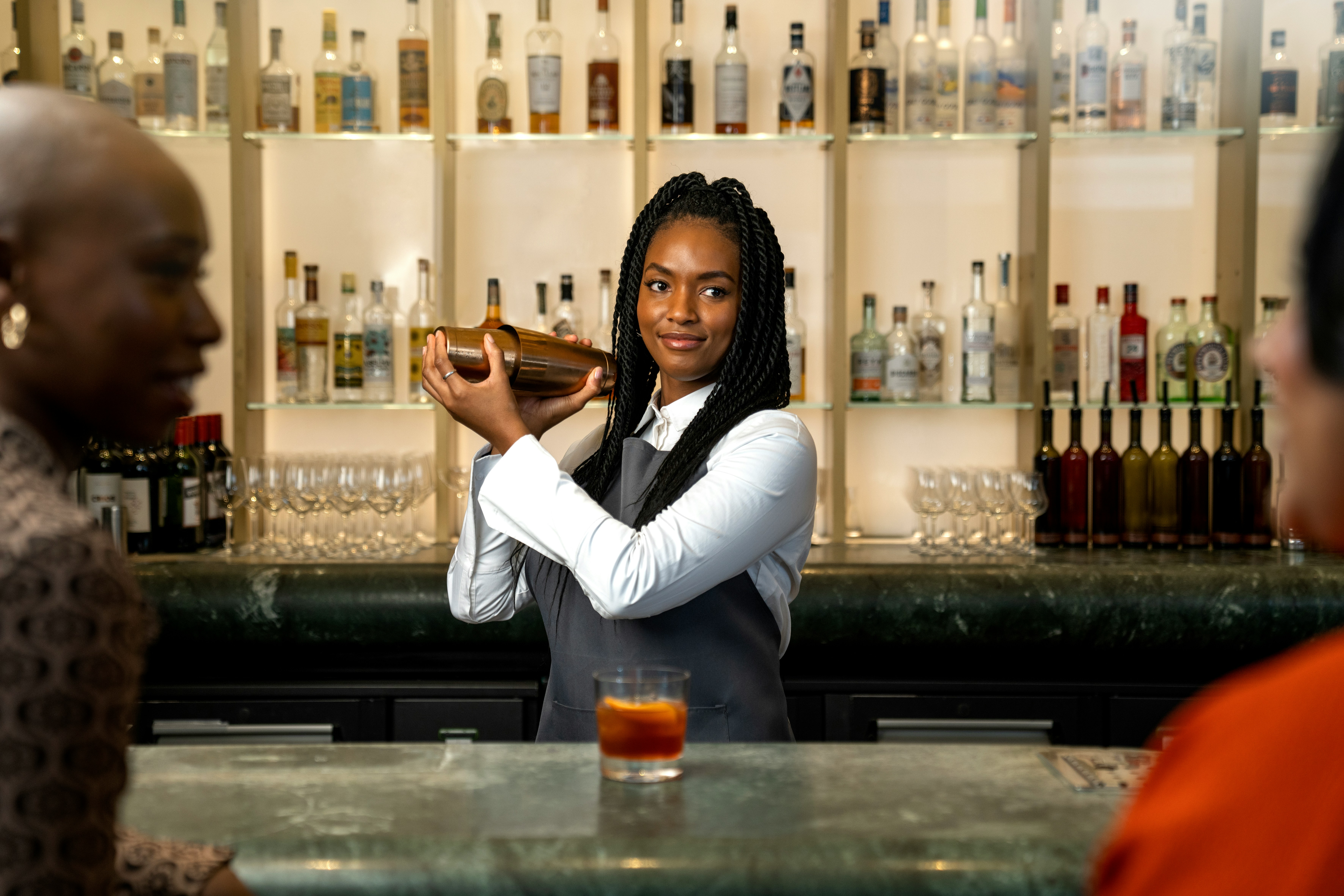 Derrière le comptoir, un soir de service